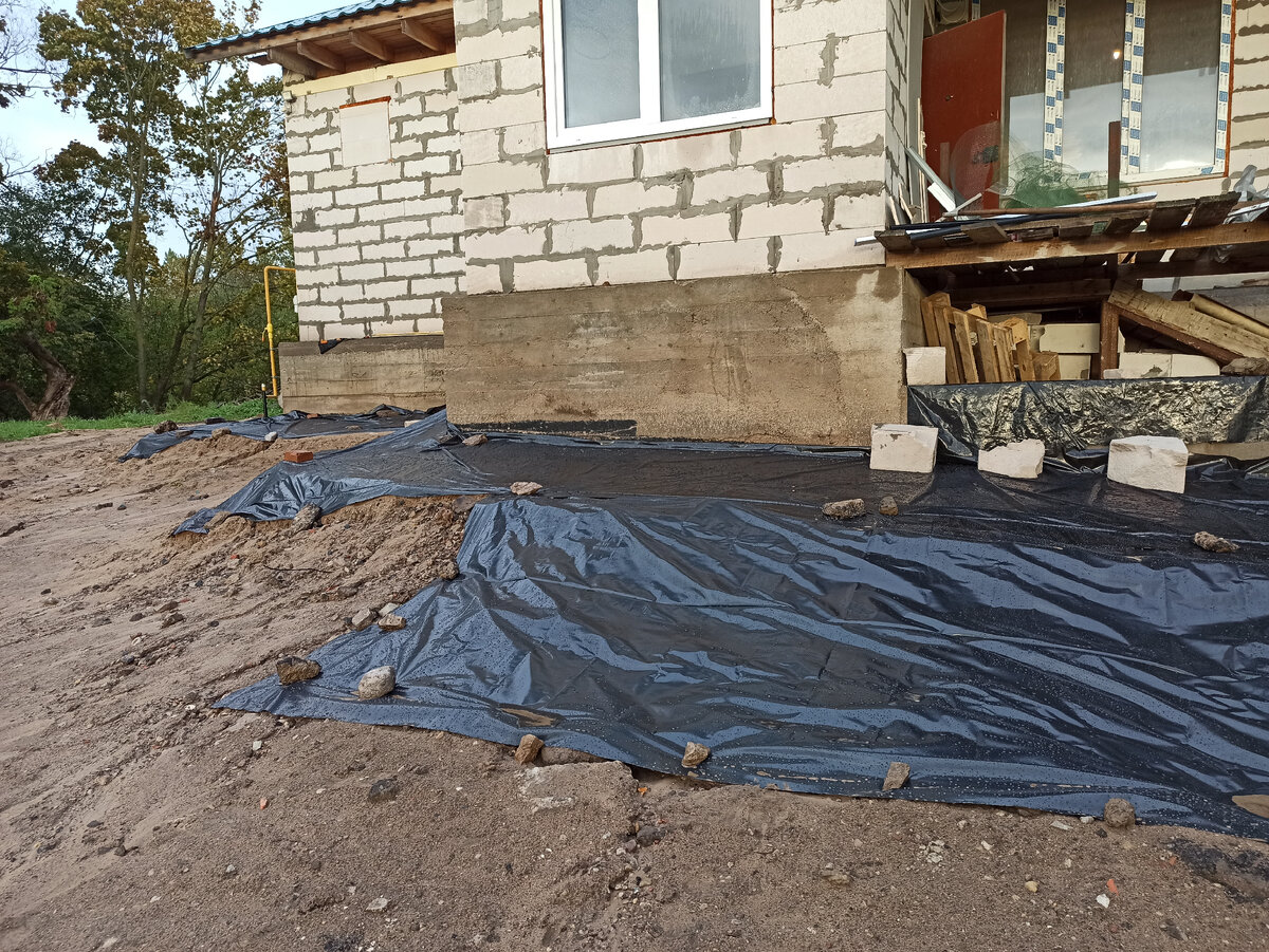 На фото видно, где пленки мало, появились промоины. 