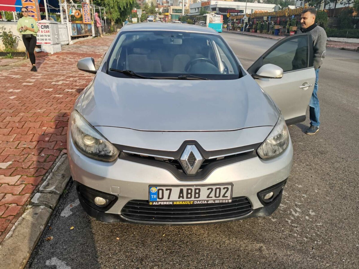 Анталья, новогодние даты, получаю машину в небольшой прокатной конторе. На фото прокатчик не я