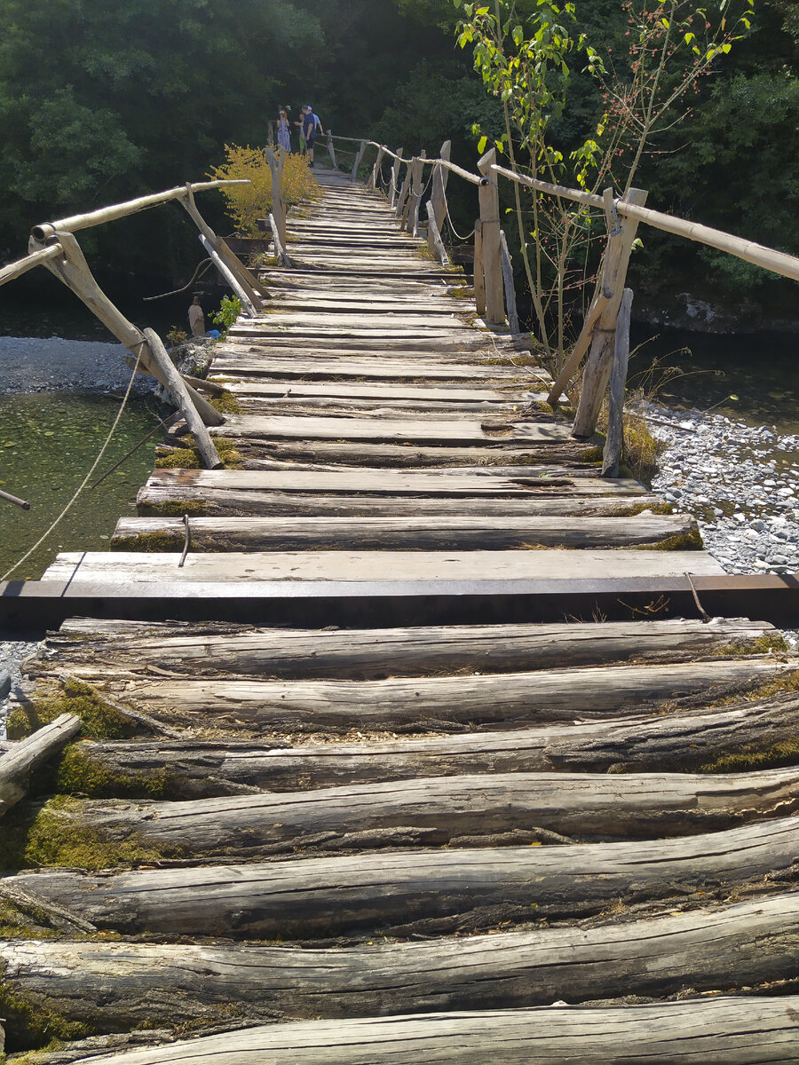 Мост для людей, но доехать до него лучше на машине