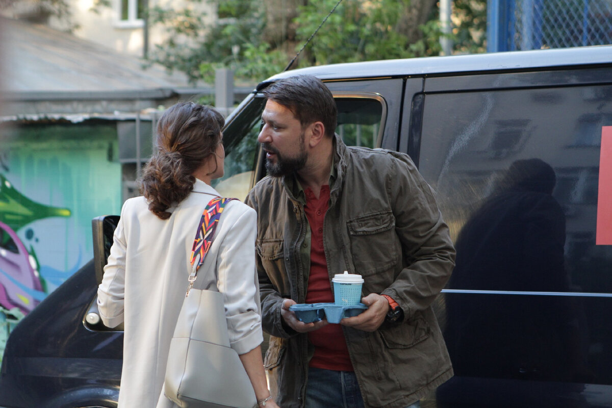 Мать Наташи - телеведущая и её телеоператор. Все понятно без слов.