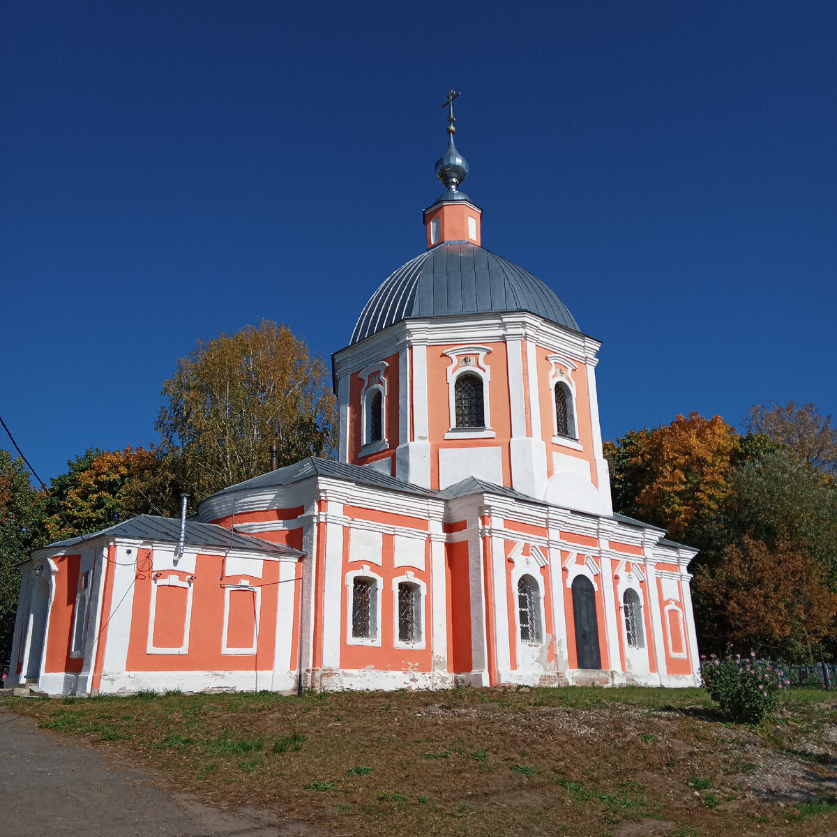 Церковь Архангела Михаила в микрорайоне Спасское. В 1995 году была передана Русской православной церкви.  Храм возрождается. Фото автора 