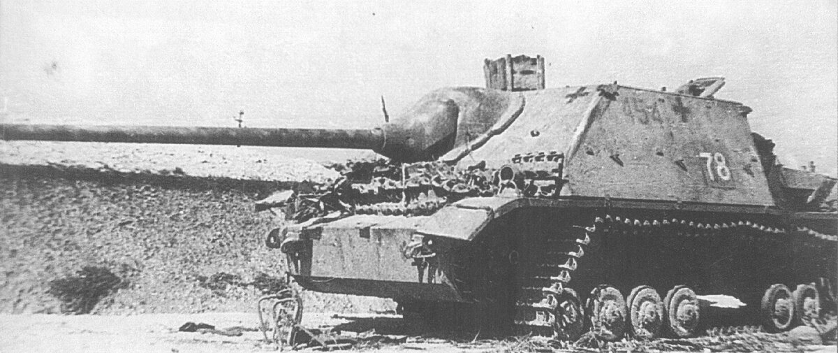 Колонна немецкой бронетехники, уничтоженная из засады советской артиллерией на границе Венгрии и Австрии, в районе города Детриц. Подбитый немецкий истребитель танков Panzer IV\70 (A) шедший головным в этой колонне. Машина так называемых «средних» серий выпущена фирмой Алкетт (Alkett) и отличалась от более распостраненного Panzer IV\70 (V) совершенно другой рубкой. На машине тактический номер 454 и номер советской трофейной команды — 78. Источник фото: https://waralbum.ru/31664/