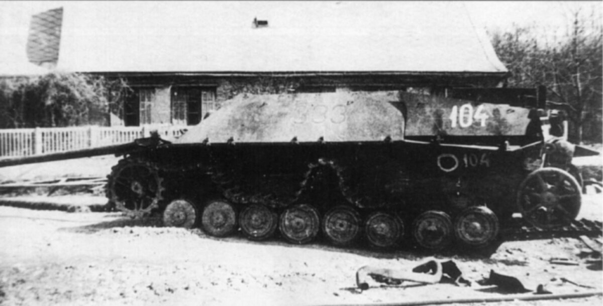 Немецкая САУ класса «истребитель танков» «Ягдпанцер» (Jagdpanzer IV/70 (V), подбитый из засады точно в вертикальный бортовой лист над гусеницей. Бортовой «счастливый» номер 333 не помог. Номер советской трофейной команды «104». Район озера Балатон. Источник фото: https://waralbum.ru/39448/