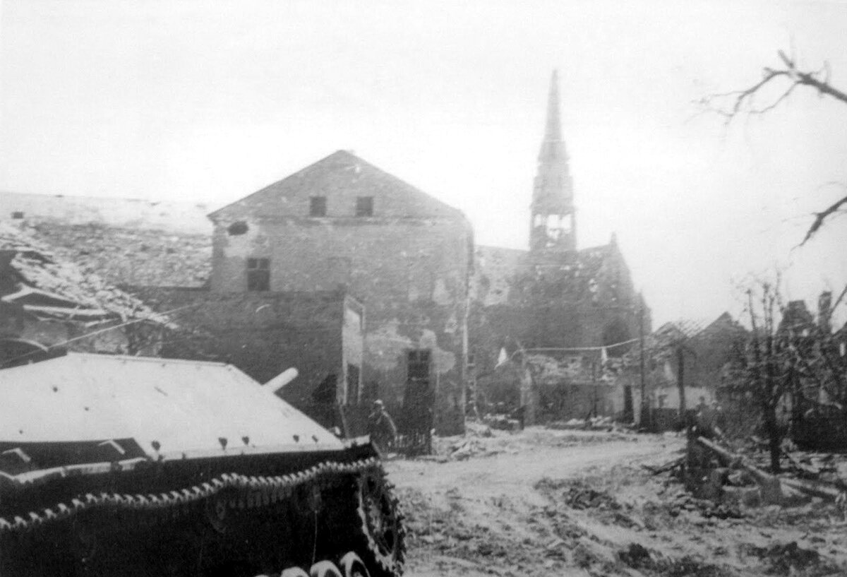 Немецкая самоходная артиллерийская установка класса истребителей танков «Ягдпанцер» (Jagdpanzer IV/70(V) поздней серии, подбитая в Чучелна (Chuchelna) в Моравии (Moravia), во время боя с 1-й отдельной чехословацкой танковой бригадой. Машина из 2-го батальона 39-го танкового полка 17-й танковой дивизии. Источник фото: https://waralbum.ru/234689/