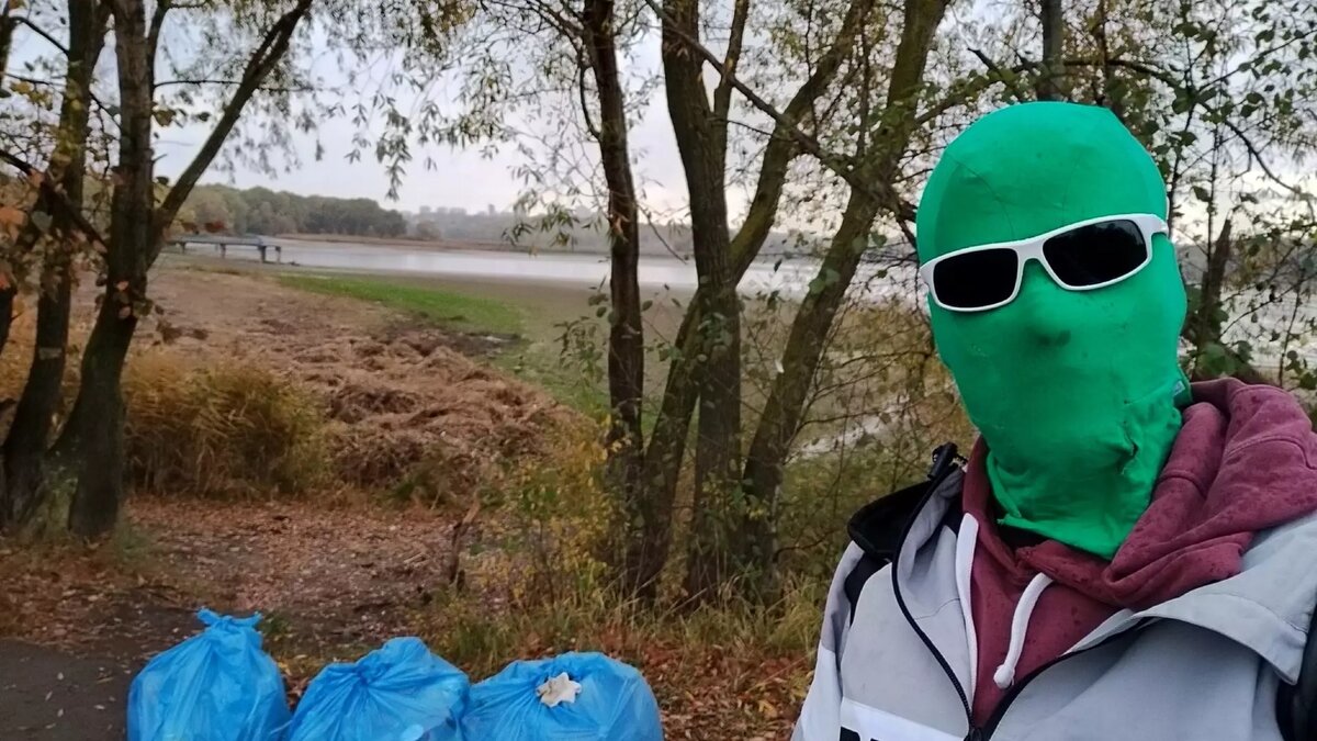     Российский экоактивист Чистомэн снова оказался в Татарстане. Он вынес три мешка мусора из парка Савиново в Казани. Об этом мужчина сообщил на своей странице во «ВКонтакте».