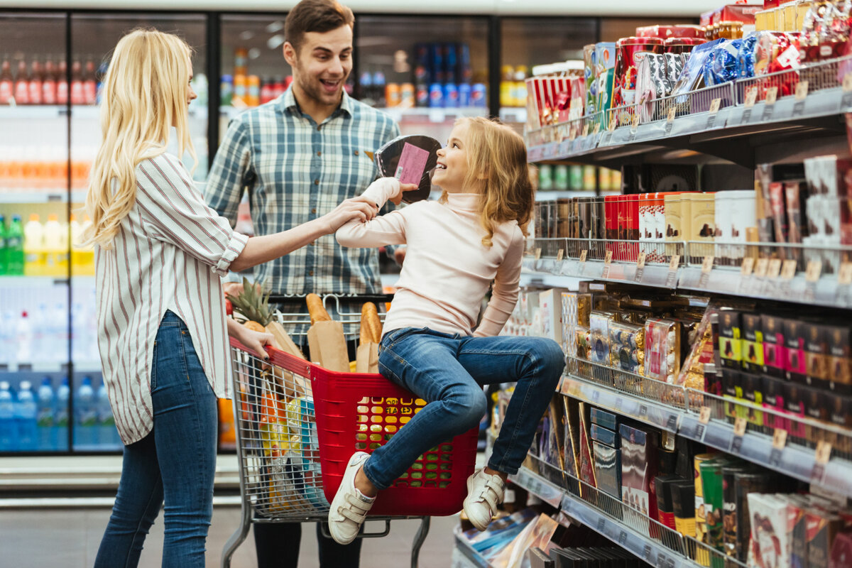 Take a shopping. Девушка сидит в магазине. Семейный шопинг сидят на улицей. Девочка сидит в корзинке от магазинов ТЦ. Shopping girl sitting on.