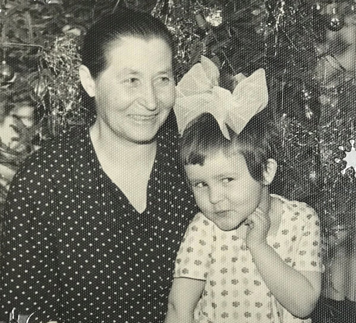 Я с бабулей, мне примерно 5 лет
