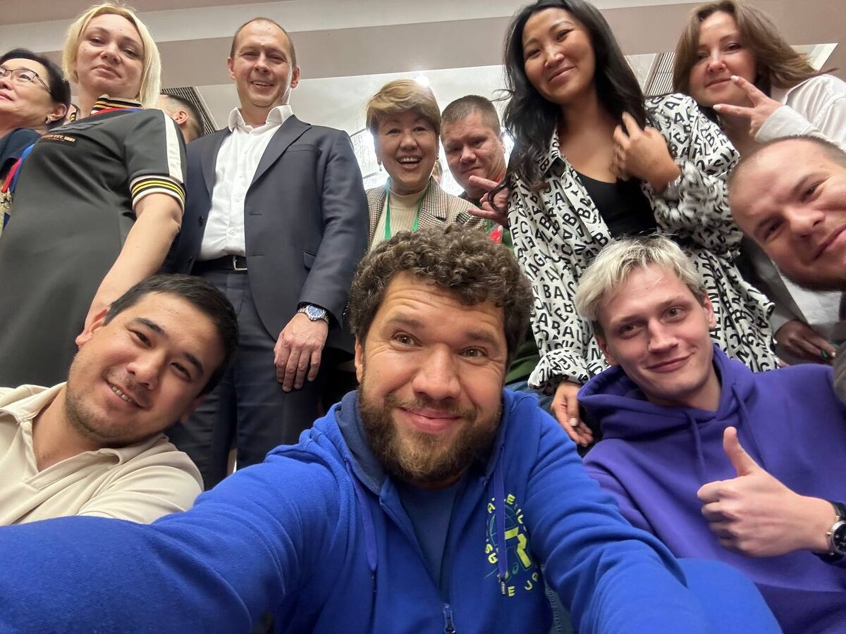 Позитивное фото с коллегами