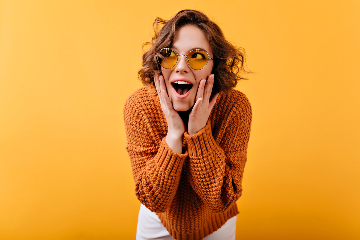 <a href="https://ru.freepik.com/free-photo/inspired-white-female-model-in-vintage-sunglasses-looking-away-with-surprised-smile_11082637.htm#query=%D1%8D%D0%BC%D0%BE%D1%86%D0%B8%D1%8F&position=7&from_view=search&track=sph">Изображение от lookstudio</a> на Freepik