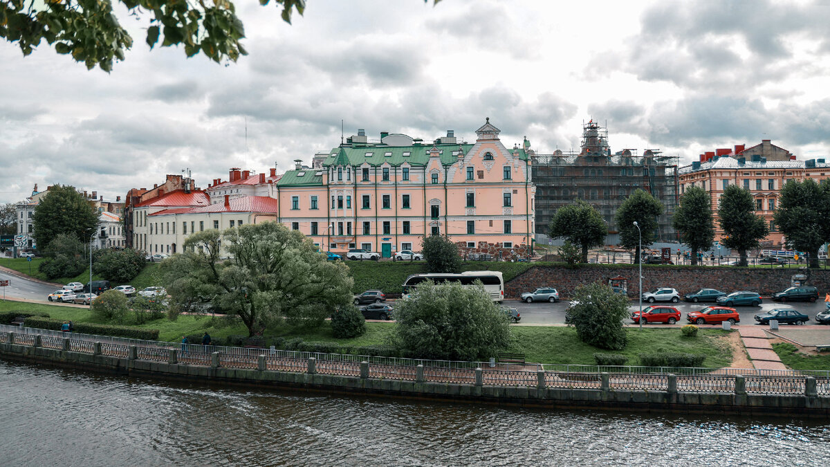 Выборг. Вид на набережную 30-го Гвардейского Корпуса со стороны замка