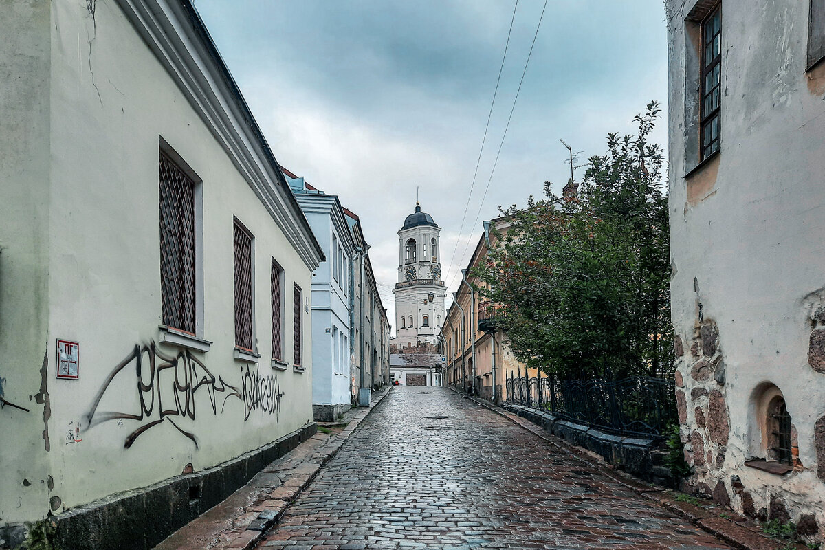Выборг. Вид на Часовую башню с улицы Водной заставы. Фото ph_zakharenkova сентябрь 2023