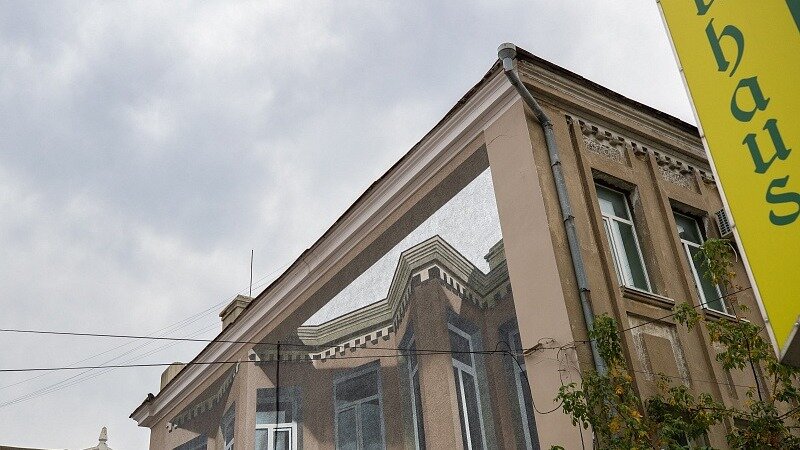     Хедлайнер первого Дальневосточного фестиваля уличного искусства, художник из Москвы Shozy (Данила Шмелев) сделал красочное граффити на здании ЦСИ «Артэтаж» на улице Адмирала Фокина, 25. Рисунок представляет собой оптическую иллюзию в виде фигурного фасада.