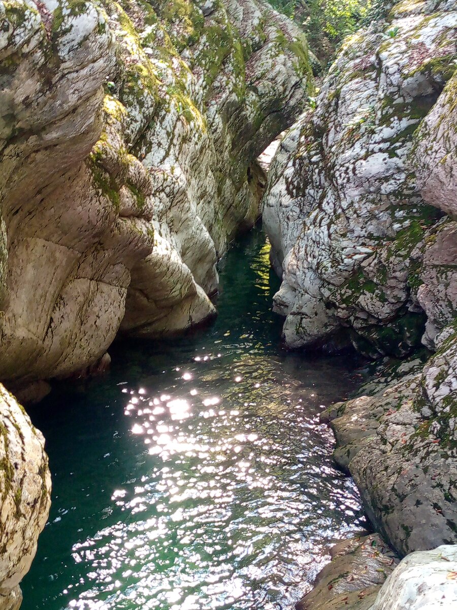 Река в скальном каньоне. Фото автора