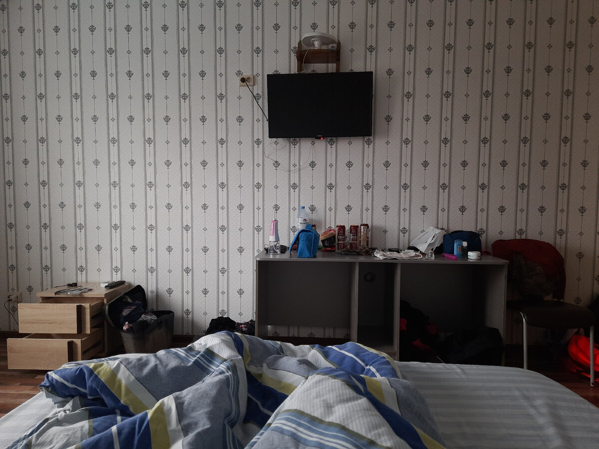 номер в придорожном отеле. на троих: у меня двухспальная кровать, у Оли - односпалка