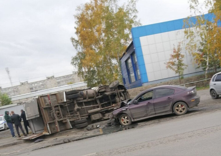    В Кургане после ДТП на улице Мяготина перевернулась «Газель»