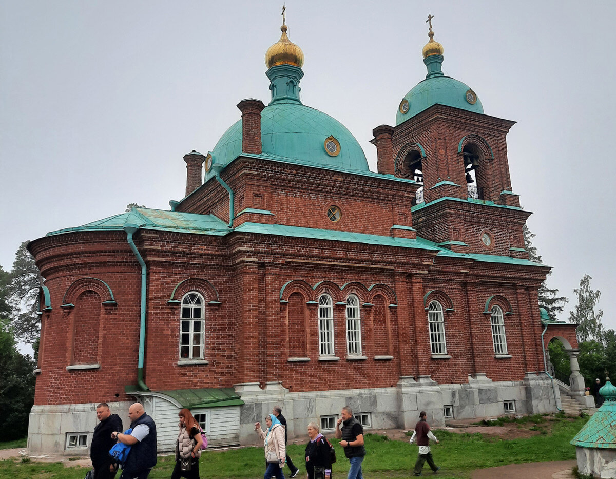 У Воскресенского скита на Валааме всегда многолюдно. Фото автора.