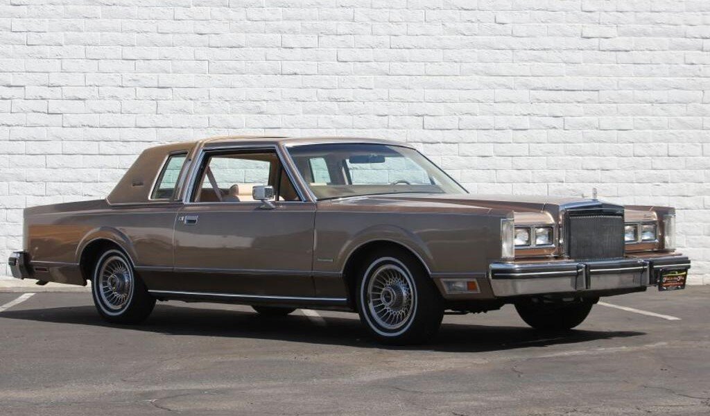 Lincoln Town Car Coupe - двухдверная модификация не дожила до середины 1980-x годов