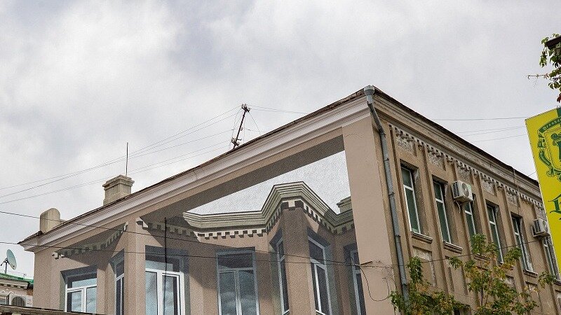     Рисунок-оптическая иллюзия появился на фасаде здания в центре Владивостока. Удивительный арт-объект оценили местные жители.