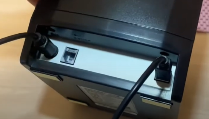 Фото 1. Задняя панель термопринтера XPRINTER XP 365B. Нет переключателя режима чеков и термоэтикеток. 