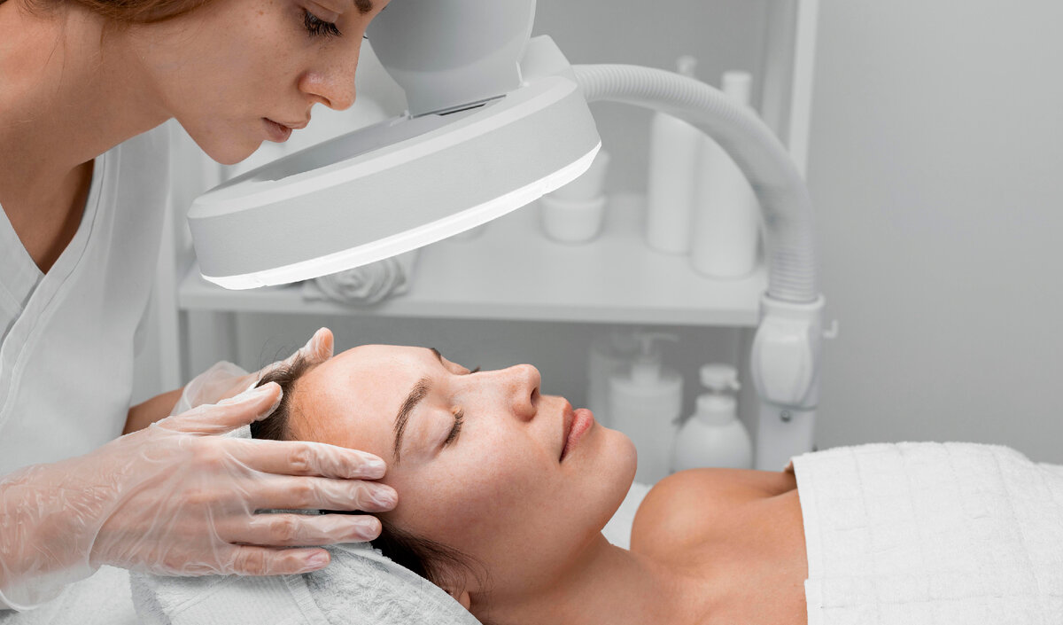 Изображение от <a href="https://ru.freepik.com/free-photo/woman-at-beauty-salon-for-face-treatment_12780883.htm#page=2&position=46&from_view=collections&uuid=1ae8b9df-8cc9-48de-9f4f-d140f3745601">Freepik</a>"