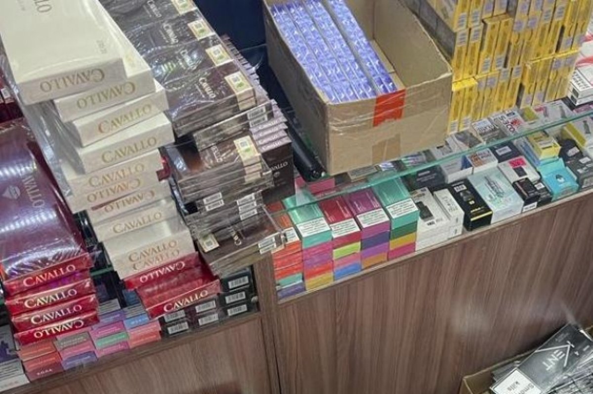    Изъятые пачки сигарет.