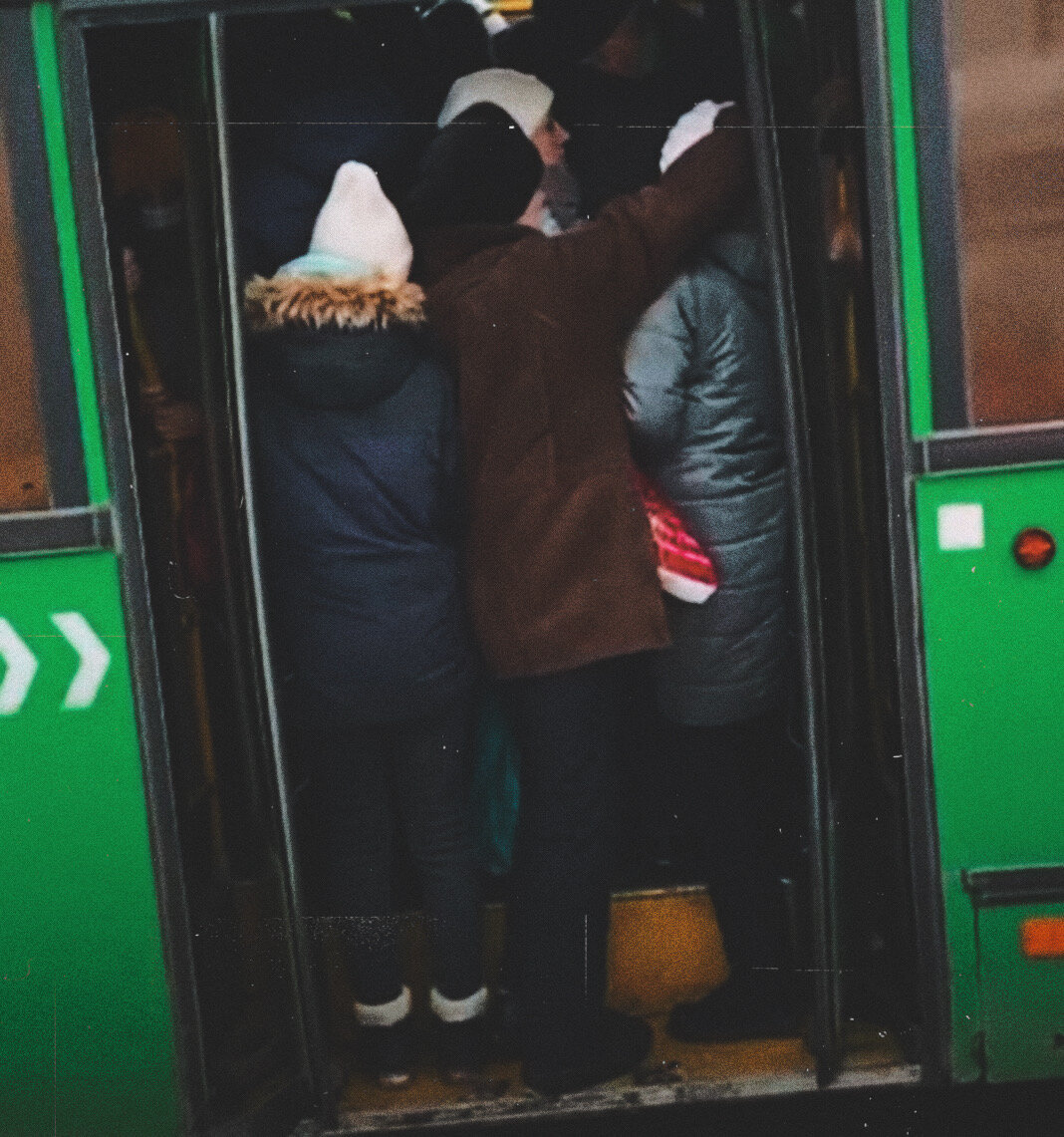 плотно набитый автобус бабушек