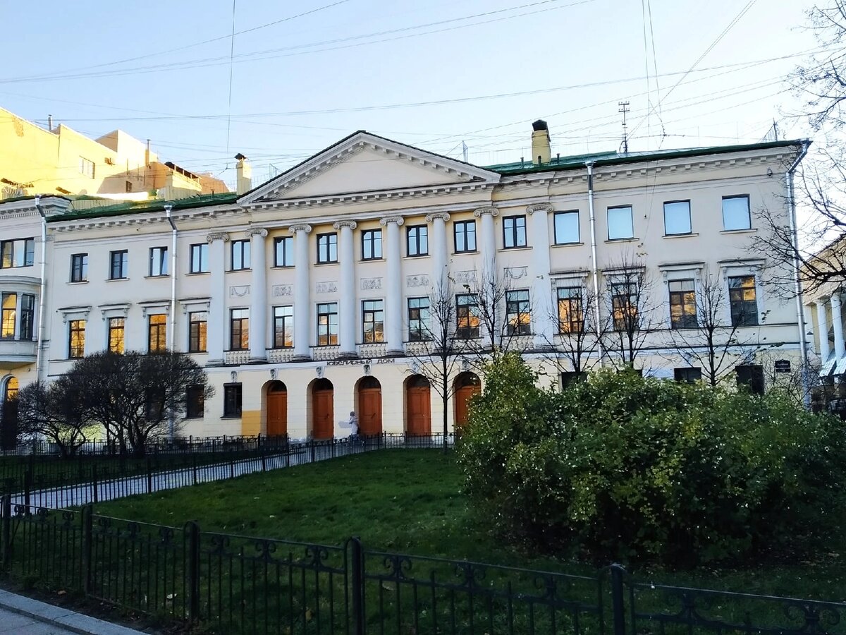 Улица Рылеева, д.1 с мемориальной доской с именем К. Ф. Рылеева. 