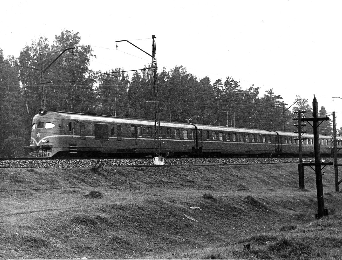 Дизель-поезд ДП-02 у платформы Березки, 1956 г. Фото А.С. Бернштейна.