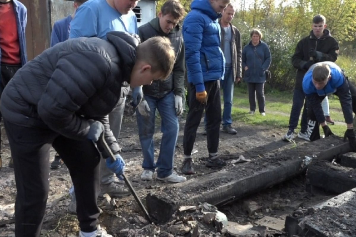    Волонтеры помогли убрать остатки сгоревшего дома