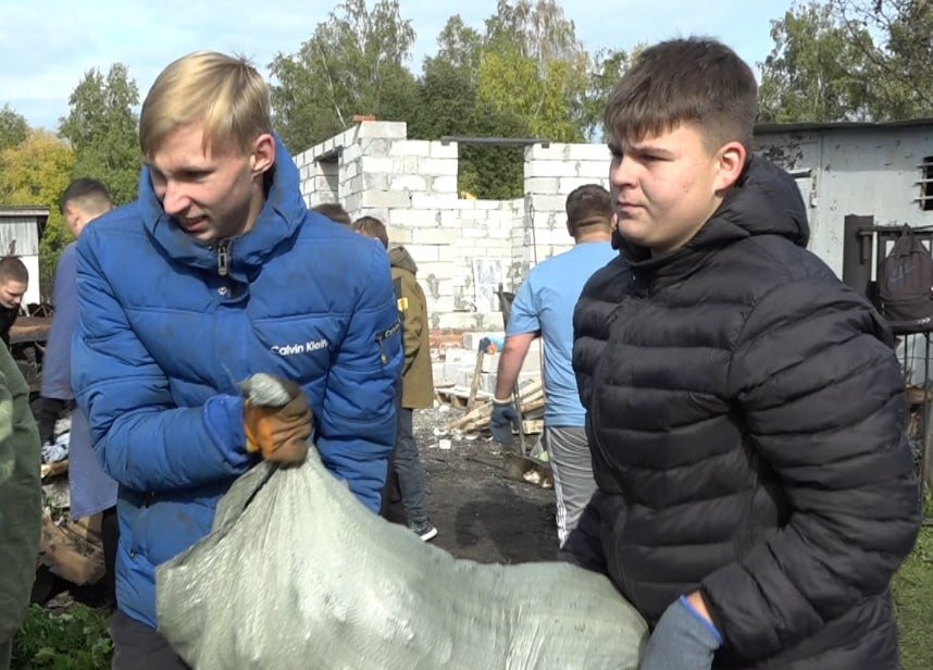    Разбор сгоревшего дома Фото: Телеканал «Толк»/ скриншот видео