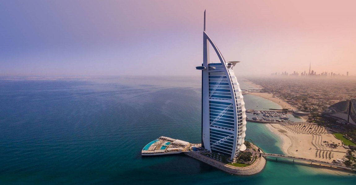 Burj Al Arab – легендарный люксовый отель, ставший самостоятельной достопримечательностью и настоящей визитной карточкой страны.