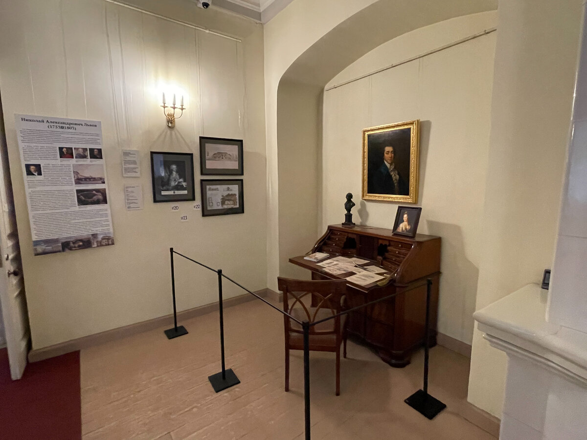 Портрет архитектора Приоратского дворца Н. А. Львова справа над рабочим столом