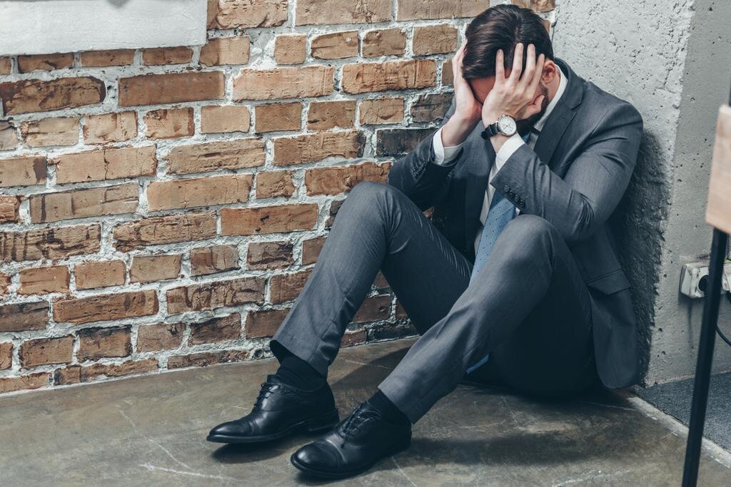 https://create.vista.com/ru/unlimited/stock-photos/243467378/stock-photo-sad-man-grey-suit-sitting-corner-floor-crying-textured-background/