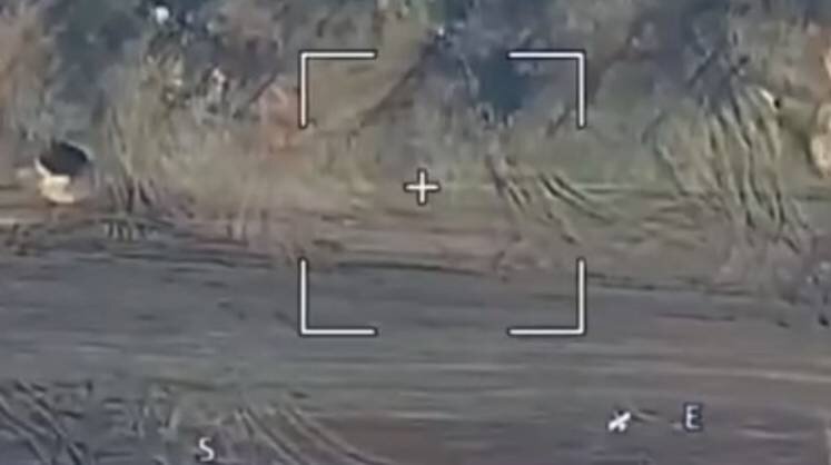    t.me/rostecru Кадр удара дроном-камикадзе «Ланцет» по технике ВСУ