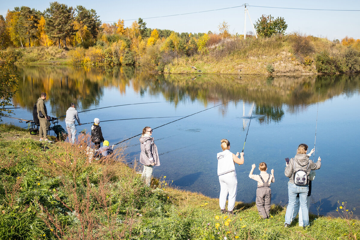 костюм рыбака. рыбак с рыбой. рыбалка на горной реке. съемка ловли. рыбалка на милятинском водохранилище калужской области.