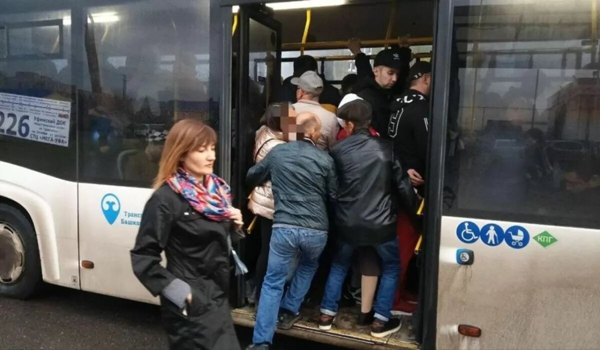 Пассажиры садятся в автобус. Источник: ufacitynews.ru Автор фото: Айгуль Сабитова 