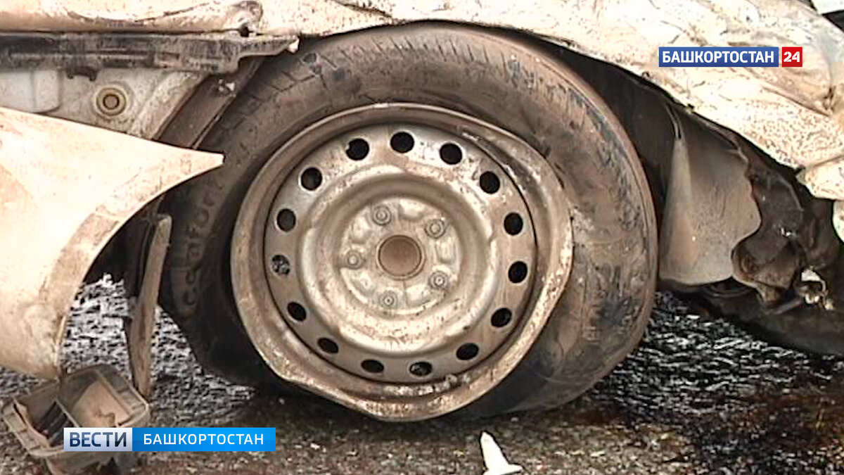    Автомобиль ДПС лоб в лоб столкнулся с легковушкой на трассе в Башкирии