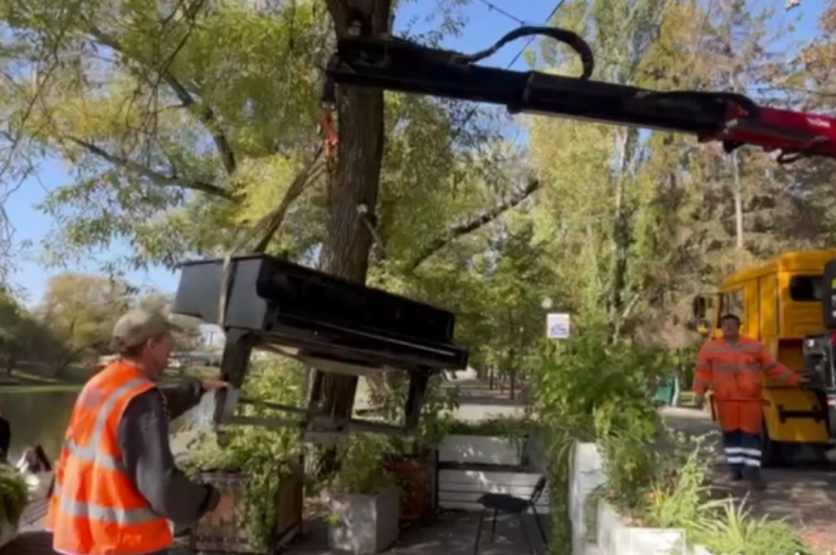    В Белгороде на набережной Везёлки демонтировали экран и рояль