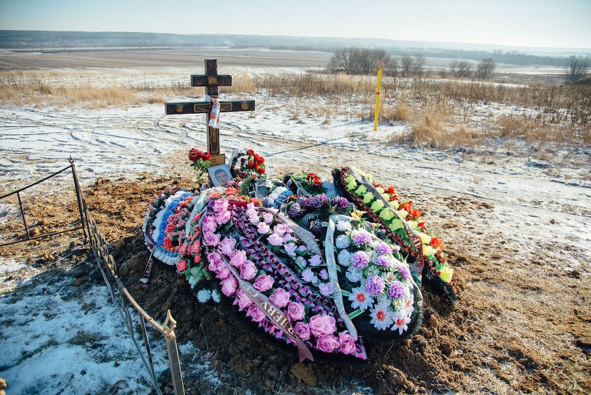 Могила Сергея Ивлева на кладбище деревни Колодезная (Липецкая область, Задонский район)