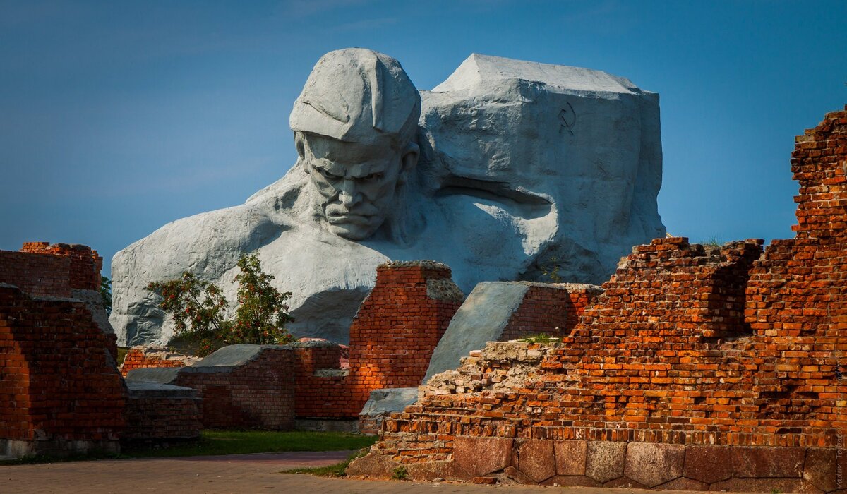 Архитектурный ансамбль "Брестская крепость"