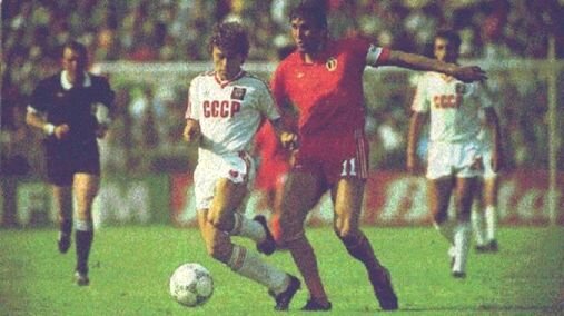 Эпизод из матча Бельгия - СССР на ЧМ 1986г. в Мексике. За Заваровым (слева) следует бельгийский капитан Кулеманс.