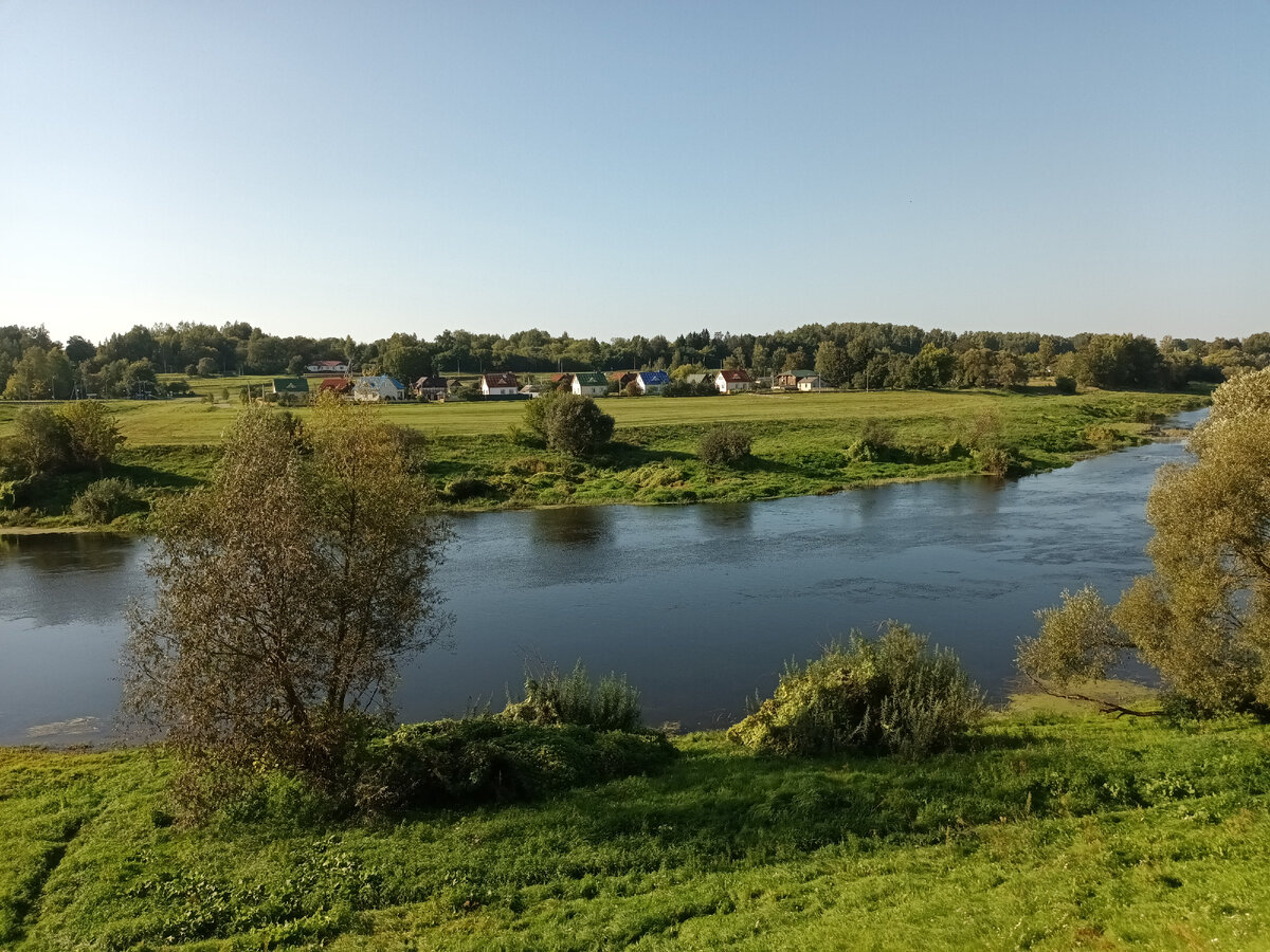 Река Днепр в районе Копыси. На другой стороне деревня Александрия. Фото автора.