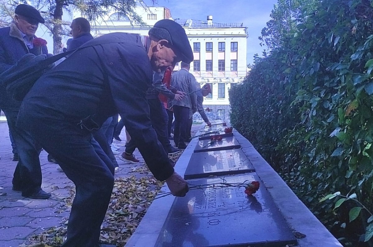    В Туле почтили память погибших земляков, защищавших Дом Советов в 1993 году