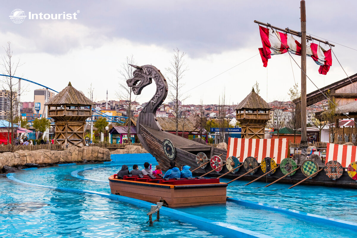 #интурист_открытия Сегодня кратко расскажем про парк аттракционов Vialand в Стамбуле. А в комментариях пишите, съездили бы туда? Парк аттракционов Vialand — это местный аналог Диснейленда в Стамбуле.-1-2