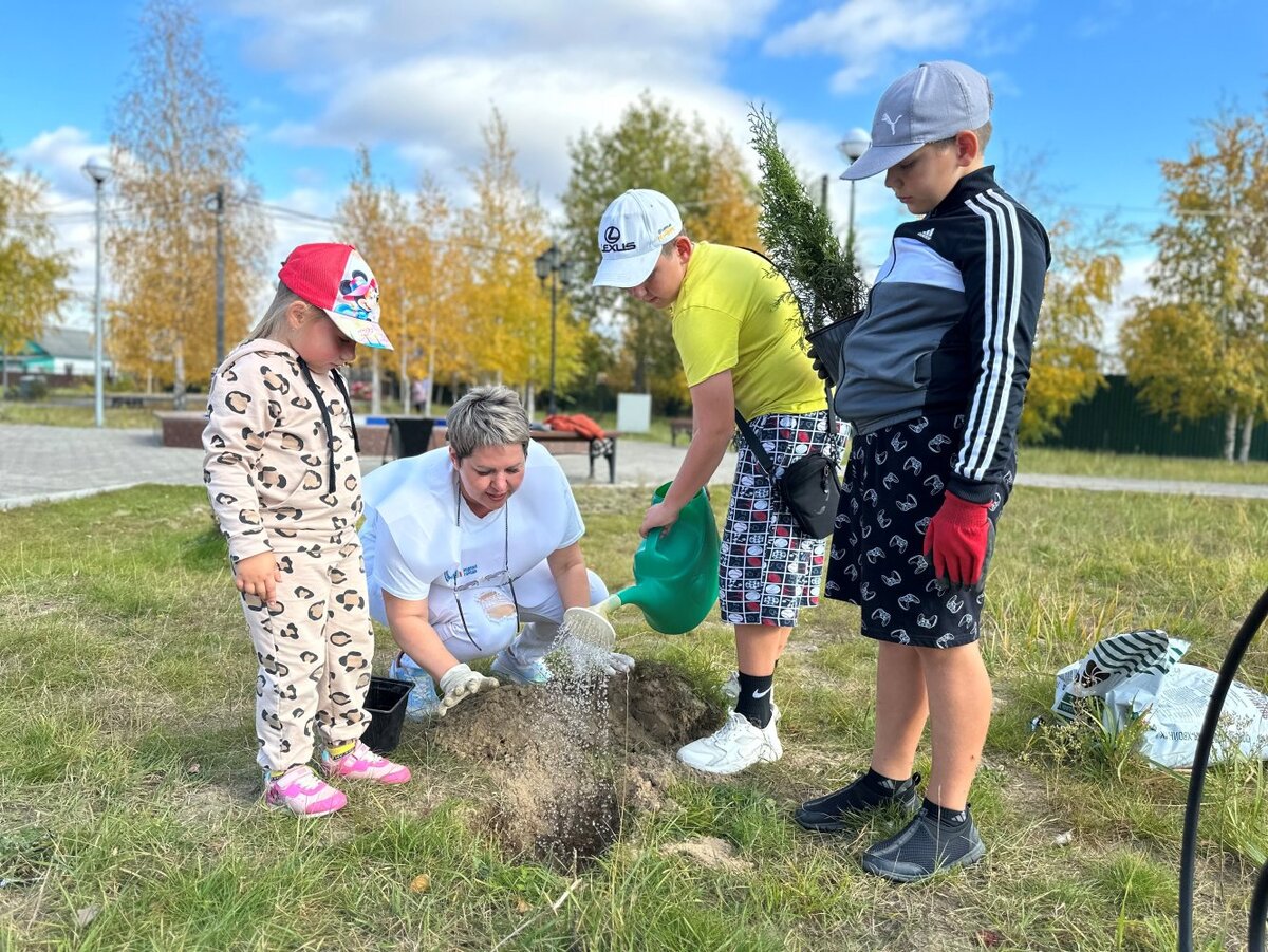    В Кондинском районе волонтеры озеленили парк