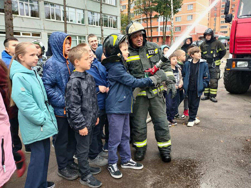 Лицей 1 нахабино новое здание. Новости нахабино. Новости нахабино. Полевской мкр березовая роща. Сентябрь в подмосковье фото.