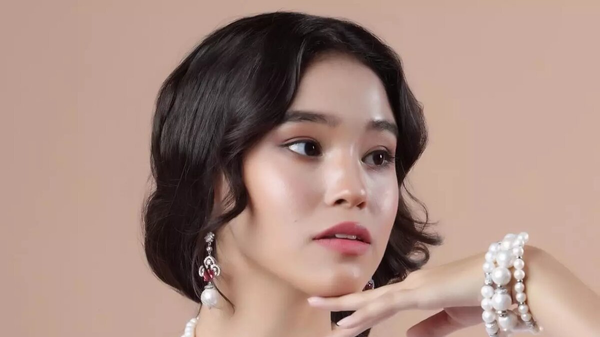     Среди 50 финалисток конкурса нет ни одной девушки из Красноярского края. Но в финал попали участницы из Хакасии, Тывы и Новосибирска. Смотрим, кто представляет Сибирь в конкурсе красоты.