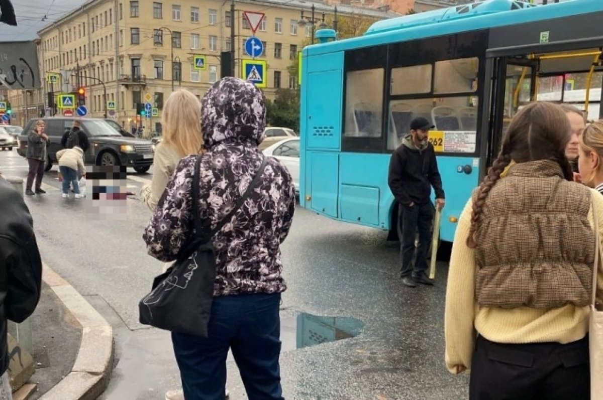    На Васильевском острове девушка попала под автобус на пешеходном переходе