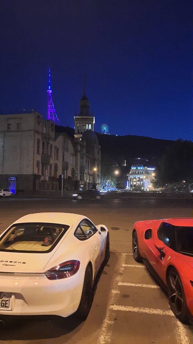 Колесо обозрения и телебашня на горе Мтацминда 