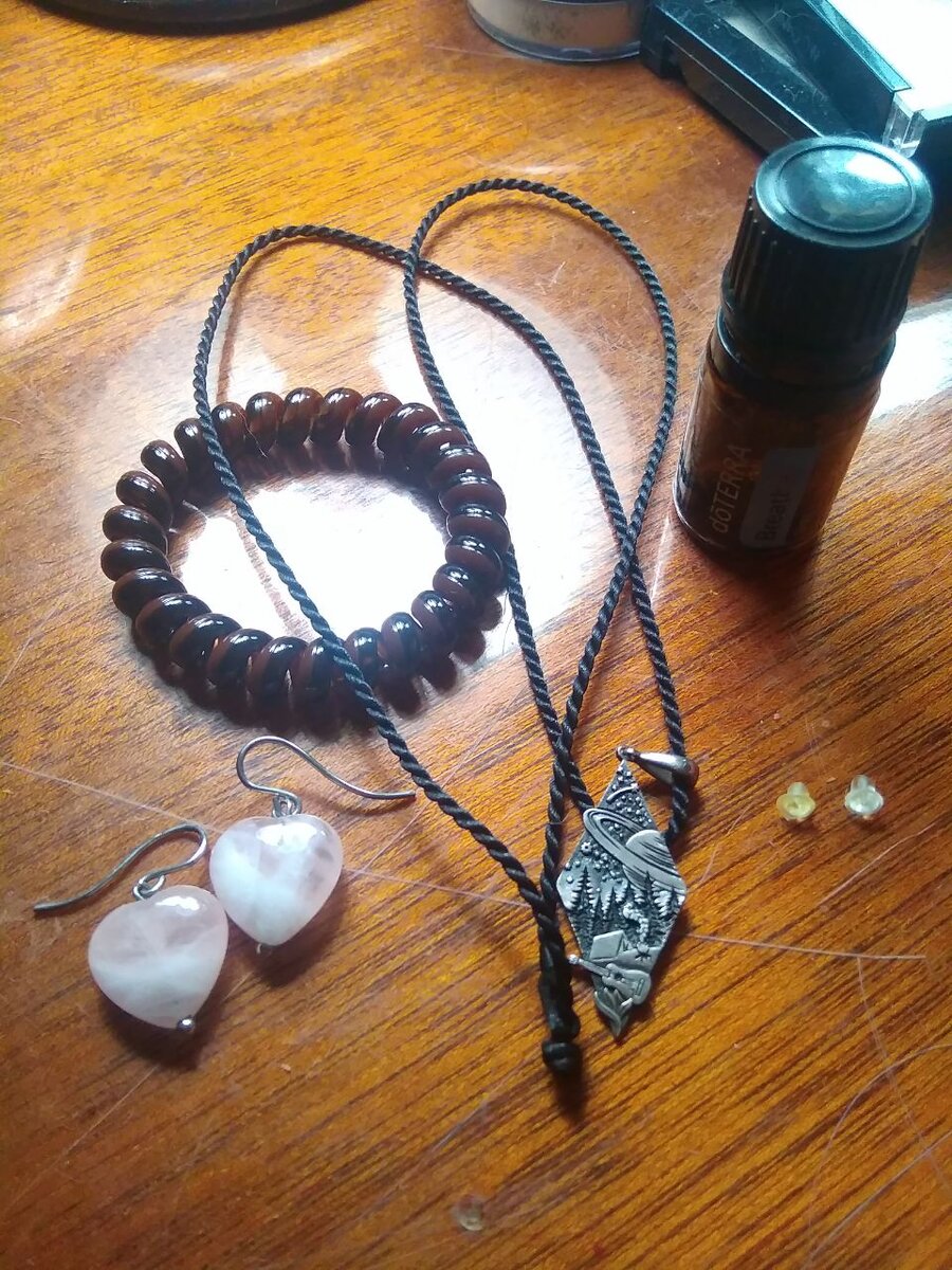 Важная часть моей подготовки в поход: любимые украшения-талисманы и смесь эфирных масел в качестве антипростудного ингалятора. Завтра развесится по телу и по карманам. 